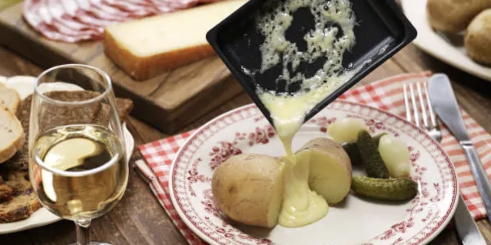 Quel vin choisir avec une raclette ? Le guide pour réussir votre soirée